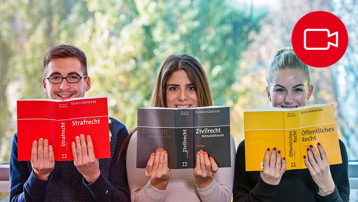 Studierende mit den Gesetzesbüchern