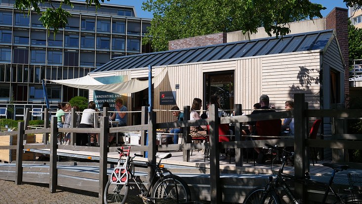 Blick auf das Tiny House auf dem Campus.
