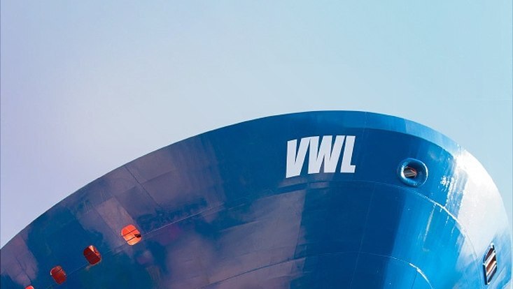 Der Rumpf eines Frachtschiffes mit dem Schriftzug VWL