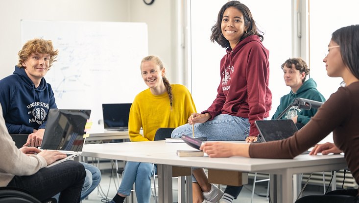 Eine Gruppe Studierender sitzt zusammen
