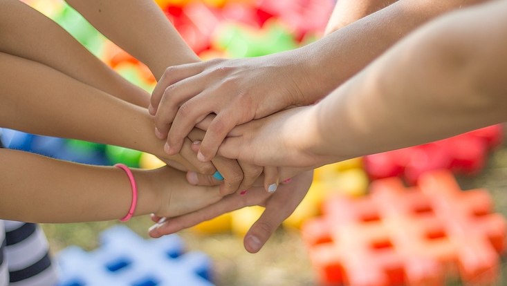 Kinder halten Hände zusammen im Kreis
