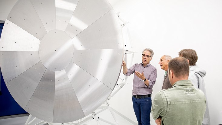 Physiker bei einer Präsentation