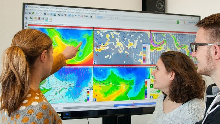 Studierende während Gruppenarbeit