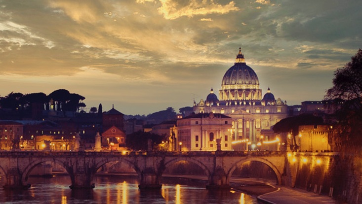 Blick auf den Petersdom in Rom am Abend