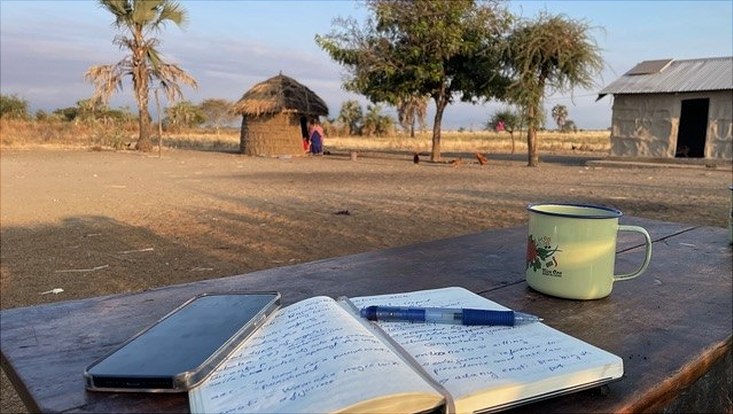Unterlagen auf einem Tisch während Feldforschung