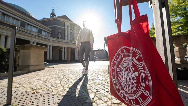 Uni-Beutel vor dem Hauptgebäude der UHH