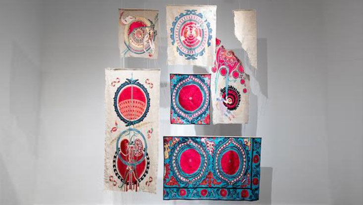 Ein Exponat aus der Kunstausstellung Ome, Ausstellungsansicht.