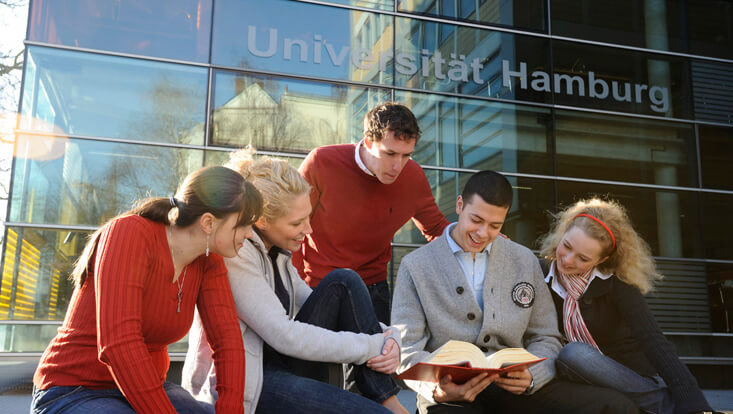 Studierende vor dem Rechtshaus