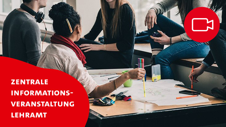 Studierende oder Schülerinnen und Schüler tauschen sich aus und arbeiten gemeinsam an einem Thema