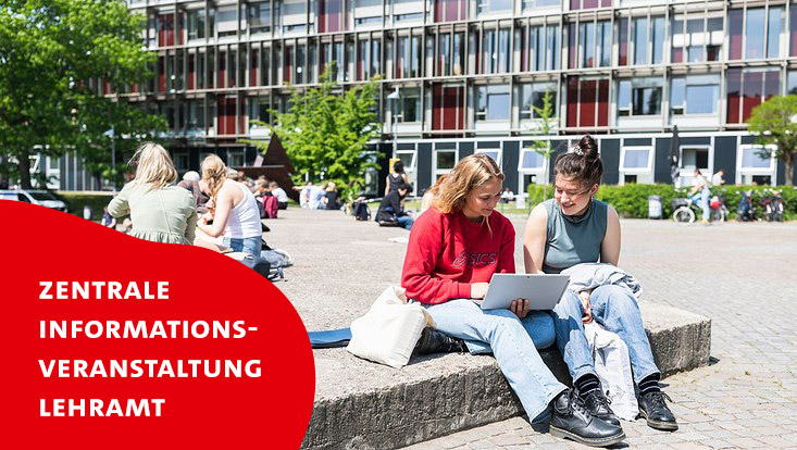 Zwei Studentinnen sitzen auf dem Campus und schauen in einen Laptop.