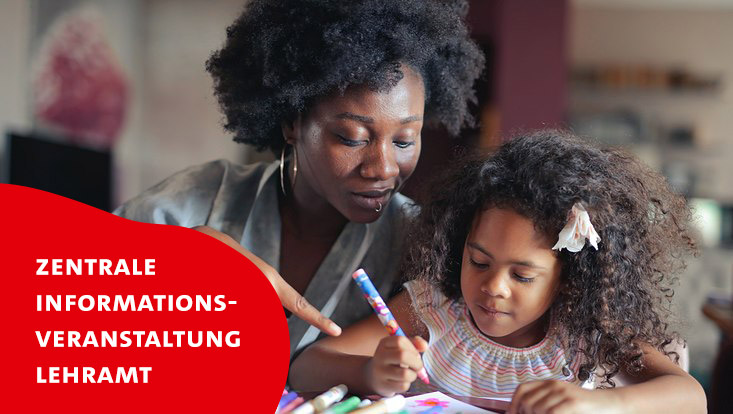 Lehrperson mit Schülerin an einem Tisch mit Malheft und Stiften