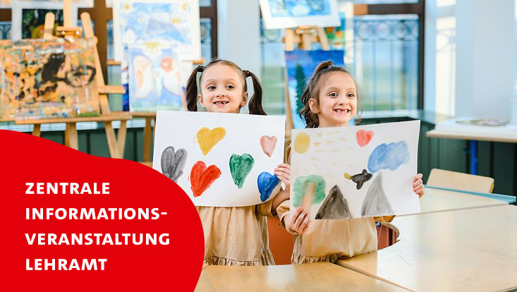 Zwei Schülerinnen mit Bildern in den Händen in einem Kunstunterrichtsraum