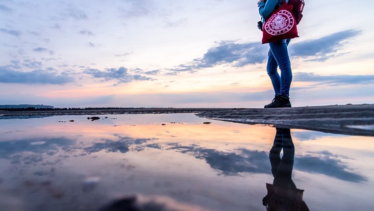 Person mit UHH-Tasche auf Helgoland