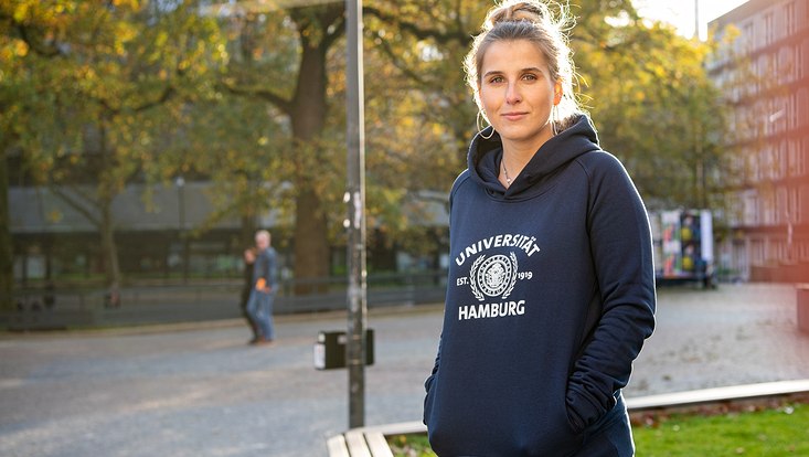 Portrait von einer Frau, die einen blauen Uni-Hoodie trägt.