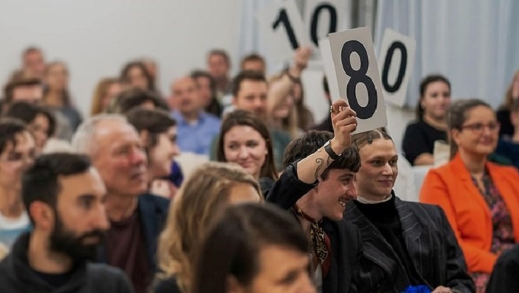 Publikum bei der Abstimmung während eines Poetry Slams