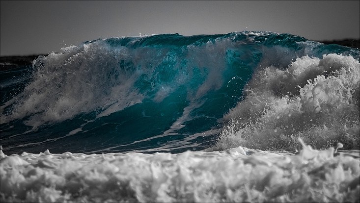 Das Bild zeigt brechende Wellen im Meer.