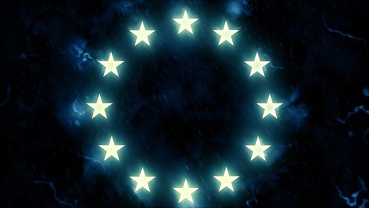 Hellblau leuchtender EU-Sternkreis vor einem dunkelblauen Hintergrund