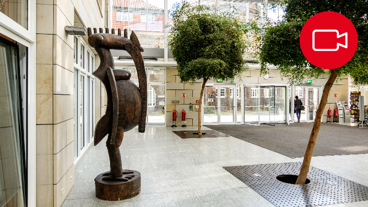 Foyer des Ostflügels mit Statue