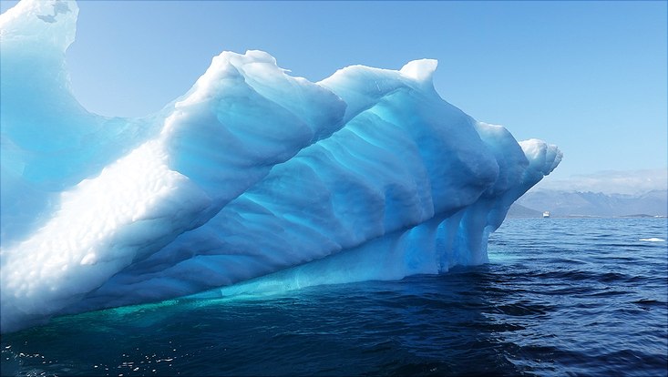 Ein EIsberg im Wasser.