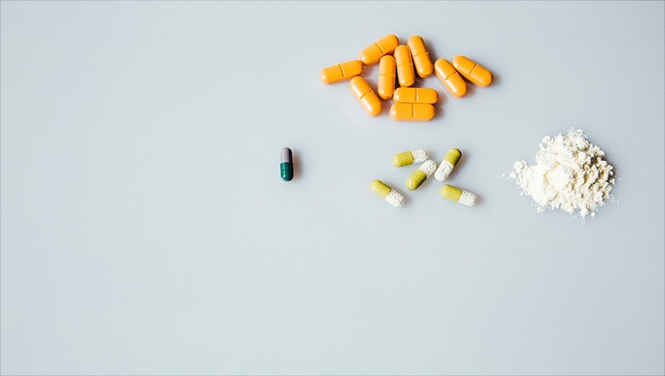 Verschiedene Medikamente und Tabletten auf einem Tisch.