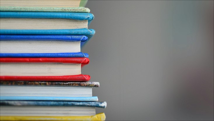 Verschiedene Bücher gestapelt.