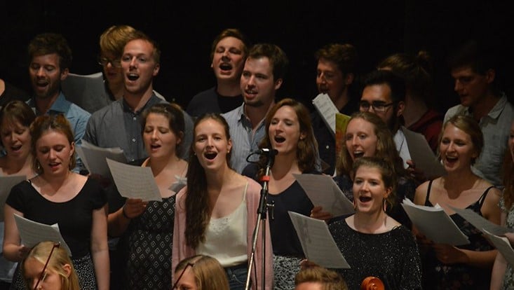 Blick auf einen singenden Chor.